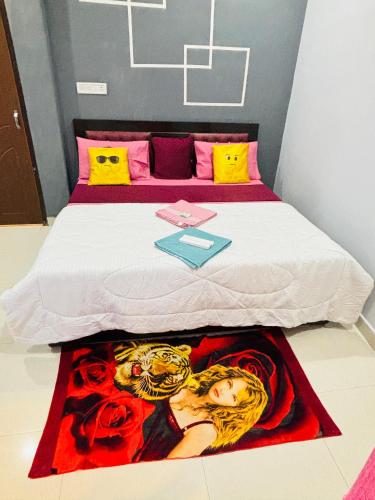 Una cama o camas en una habitación de Rudra Prabha Guest House front of Ram Mandir VIP gate number 11 Ayodhya dham railway station 200 metre