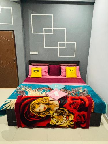 Una cama o camas en una habitación de Rudra Prabha Guest House front of Ram Mandir VIP gate number 11 Ayodhya dham railway station 200 metre