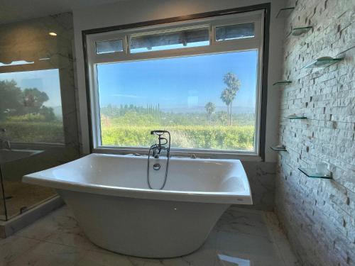 Koupelna v ubytování Spectacular City Mountain Views Remodeled Open Plan 3 bdr Home Pool Jacuzzi Oasis