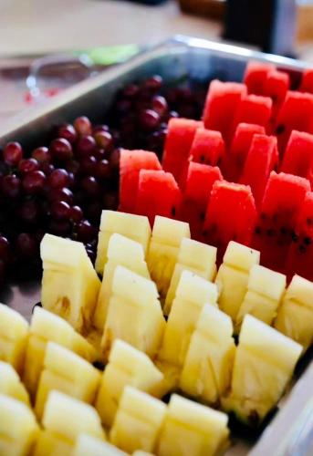 een schaal gevuld met kaas, fruit en druiven bij Kathalee Beach Resort & Spa in Ko Lipe