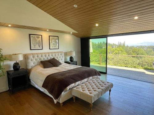 Postel nebo postele na pokoji v ubytování Spectacular City Mountain Views Remodeled Open Plan 3 bdr Home Pool Jacuzzi Oasis