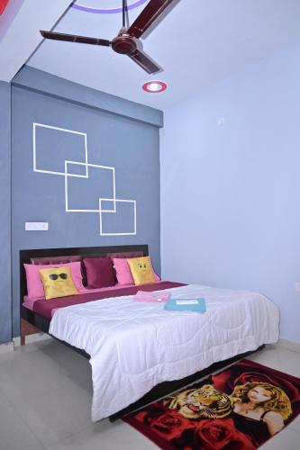 Una cama o camas en una habitación de Rudra Prabha Guest House front of Ram Mandir VIP gate number 11 Ayodhya dham railway station 200 metre