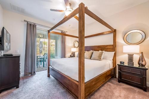 キシミーにあるElegant Home Near Disney With Private Pool And Waterpark & Resort Access At Encore Resorts Reunion - 391Flのベッドルーム(天蓋付きベッド1台、窓付)