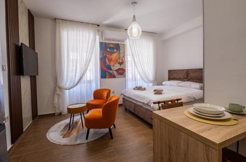 ツェティニェにあるApartman Ksenijaのベッドとテーブルと椅子のある寝室