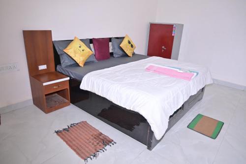Una cama o camas en una habitación de Rudra Prabha Guest House front of Ram Mandir VIP gate number 11 Ayodhya dham railway station 200 metre