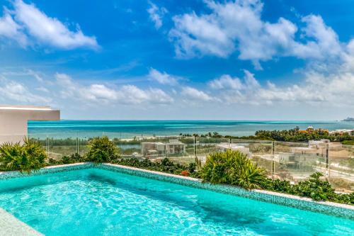 una piscina con vista al mar en Riva Puerto Cancun # 207, Halibut, en Cancún