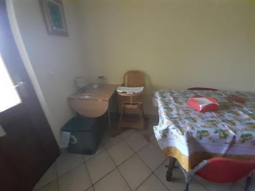 a small bathroom with a bed and a sink at Appartement avec jardin privé à Montreux 100mt du lac in Montreux