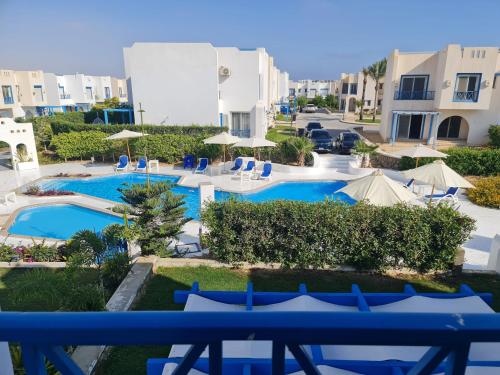 une vue aérienne de la piscine du complexe dans l'établissement Charming Twin House In Paros - Mountain View Ras ElHikma - North Coast Egypt, à Ras Elhekma