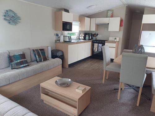 Haggerston Castle LAKEFIELD 12 - ENTERTAINMENT PASSES NOT INCLUDEDにあるキッチンまたは簡易キッチン