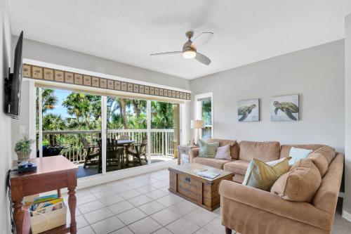 una sala de estar con un sofá y una mesa en Oceanfront Villa Direct Beach Access, en Hilton Head Island