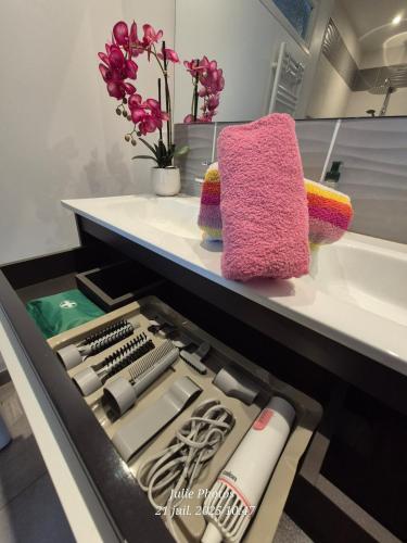 a bathroom with two towels and a sink at Maison spacieuse 8 couchages proche cascade lac et base de loisirs et de bien être in Lacaze