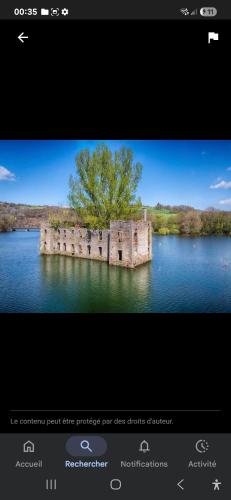 a screenshot of a webpage with a castle in the water at Maison spacieuse 8 couchages proche cascade lac et base de loisirs et de bien être in Lacaze