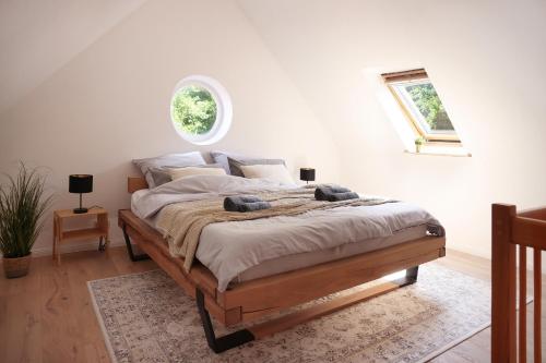 une chambre avec un grand lit avec une fenêtre dans l'établissement Im Bad, strandnah und zentral, à Sankt Peter-Ording