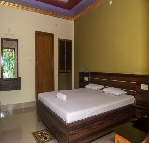 Un dormitorio con una cama grande en una habitación. en Chai Bagan Homestay By StayApart, en Lataguri