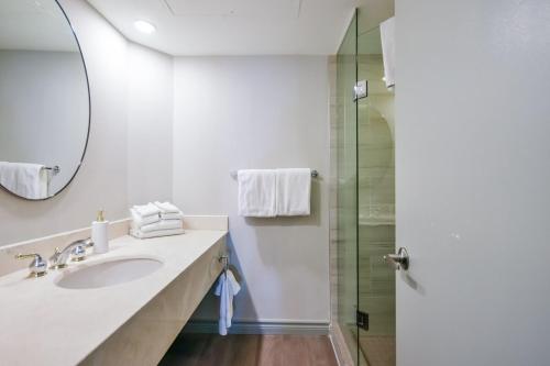 une salle de bain avec lavabo et douche dans l'établissement The King Studio Sauna Haven, à Shanty Bay