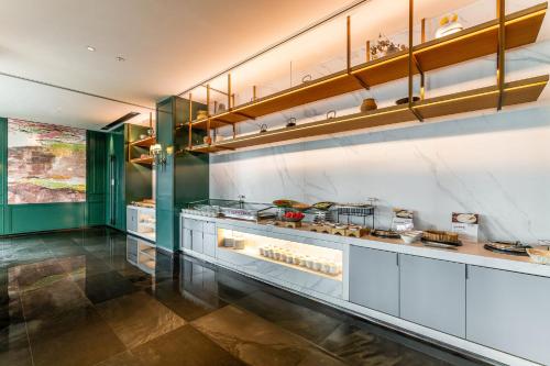 Holiday Inn Guangzhou Zhujiang New Town في قوانغتشو: مطبخ مع كونتر عليه طعام