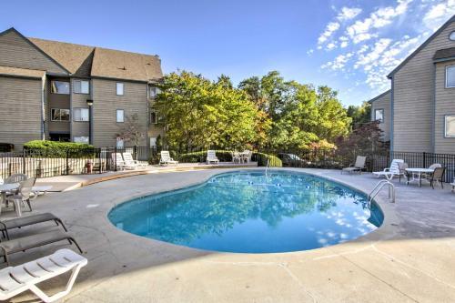 Πισίνα στο ή κοντά στο Indoor and Outdoor Pool Access! Condo 3 Mi to GSMNP