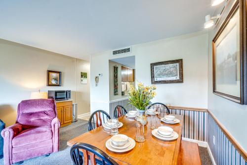 Χώρος καθιστικού στο Indoor and Outdoor Pool Access! Condo 3 Mi to GSMNP