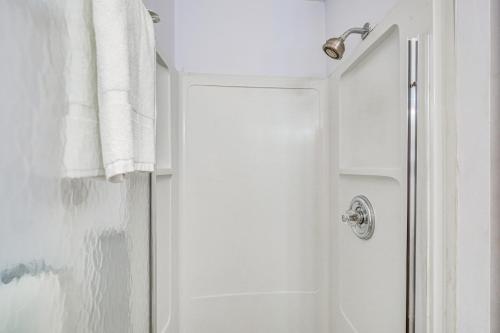Ένα μπάνιο στο Indoor and Outdoor Pool Access! Condo 3 Mi to GSMNP