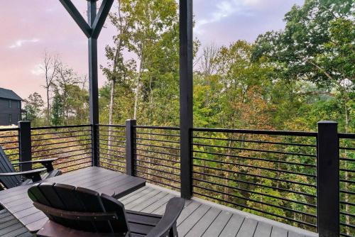 Balkón nebo terasa v ubytování Modern Luxury in the Smokies w Hot Tub