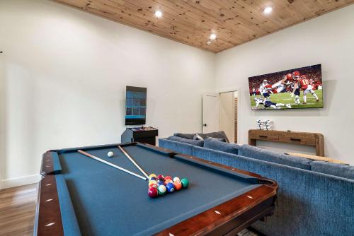 Biliár nebo kulečník v ubytování Modern Luxury in the Smokies w Hot Tub