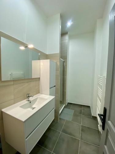 Ένα μπάνιο στο Numéro Vert - City Center - Spacious - Elegant - WiFi