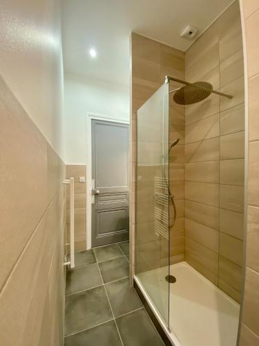 Ένα μπάνιο στο Numéro Vert - City Center - Spacious - Elegant - WiFi