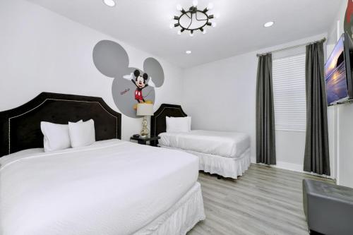Кровать или кровати в номере Elegant Home Near Disney With Game & Themed Rooms With Waterpark & Resort Access At Encore Resorts Reunion - 400La