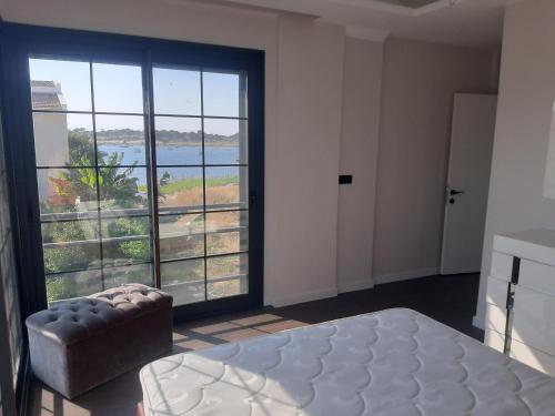 una camera da letto con un letto e una grande finestra di Villa Vogue 