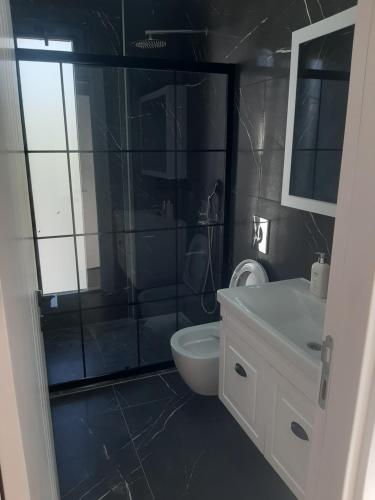 un bagno con doccia, WC e lavandino di Villa Vogue 