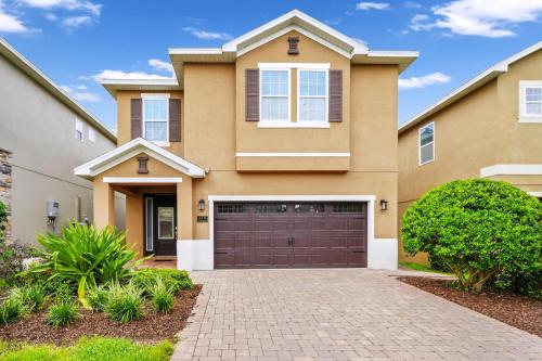 キシミーにあるCharming Home Near Disney With Private Pool, Game Room And Waterpark & Resort Access At Encore Resorts Reunion - 410Noの家の前にレンガの私道がある家
