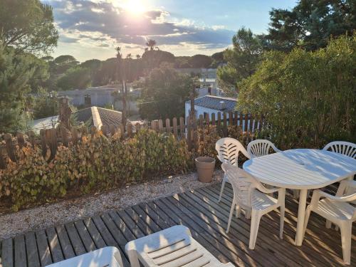 Imagen de la galería de Mobil home à louer dans camping des cigales le muy 5 étoiles, en Le Muy