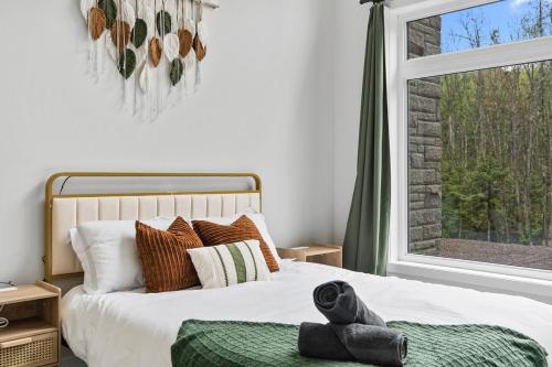 una camera da letto con un letto con un animale di peluche sopra di Super Mario Retreat with Hot Tub,IndoorGames,Firepit a Dwight