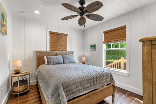 Postel nebo postele na pokoji v ubytování Historic Key Largo Cottage