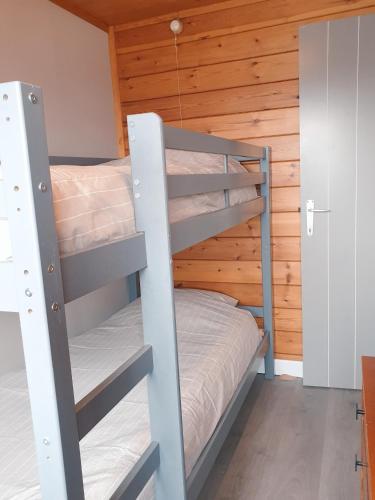 a bunk bed room with two bunk beds in a cabin at chalet 275 in Rendeux