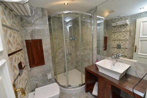 A bathroom at AHRA Hotel