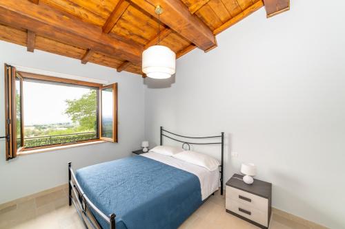 una camera da letto con un letto e una finestra di La Tuscia da Quassù a Montefiascone