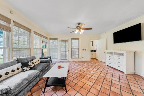 Group Getaway in a Grand Historic Home 15 minutes to Fort Benning Sleeps 10にあるテレビまたはエンターテインメントセンター