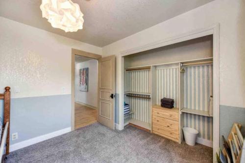 Φωτογραφία από το άλμπουμ του Gorgeous 4BR Home Massive Modern Home σε Cameron Park