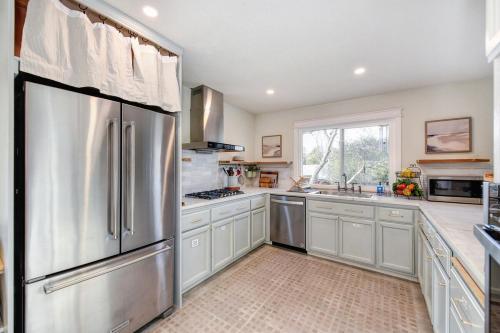 Η κουζίνα ή μικρή κουζίνα στο Gorgeous 4BR Home Massive Modern Home