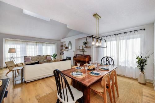 Χώρος καθιστικού στο Gorgeous 4BR Home Massive Modern Home