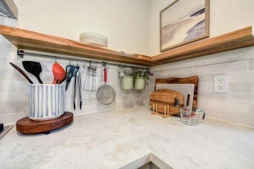 Η κουζίνα ή μικρή κουζίνα στο Gorgeous 4BR Home Massive Modern Home