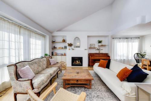 Χώρος καθιστικού στο Gorgeous 4BR Home Massive Modern Home