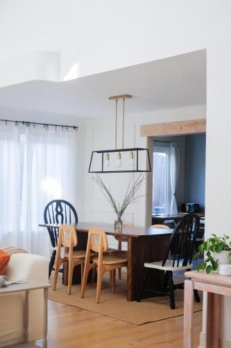Χώρος καθιστικού στο Gorgeous 4BR Home Massive Modern Home