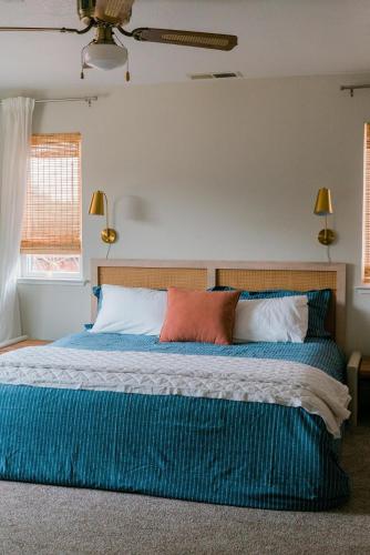 Ένα ή περισσότερα κρεβάτια σε δωμάτιο στο Gorgeous 4BR Home Massive Modern Home