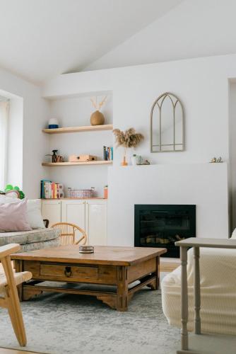 Μια τηλεόραση ή/και κέντρο ψυχαγωγίας στο Gorgeous 4BR Home Massive Modern Home