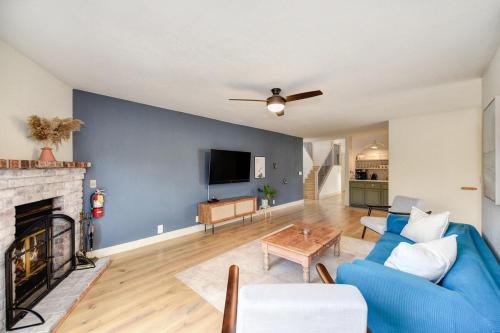 Μια τηλεόραση ή/και κέντρο ψυχαγωγίας στο Gorgeous 4BR Home Massive Modern Home