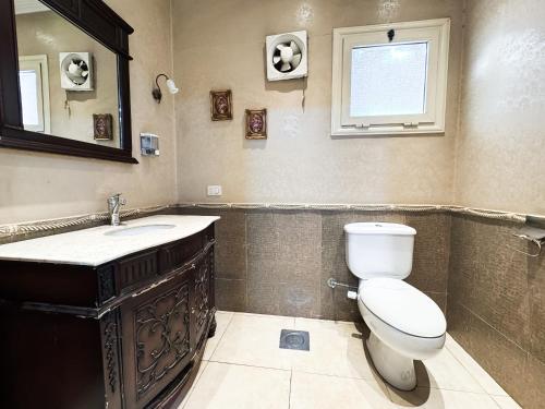 Ένα μπάνιο στο Spacious Modern 2BR Apartment in Maadi