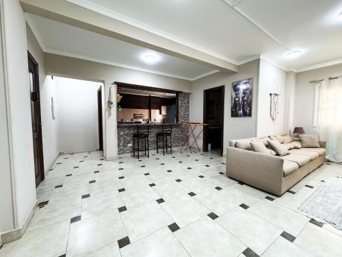 Χώρος καθιστικού στο Spacious Modern 2BR Apartment in Maadi
