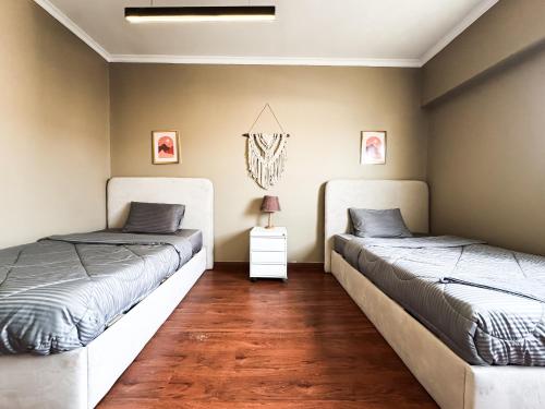 Ένα ή περισσότερα κρεβάτια σε δωμάτιο στο Spacious Modern 2BR Apartment in Maadi